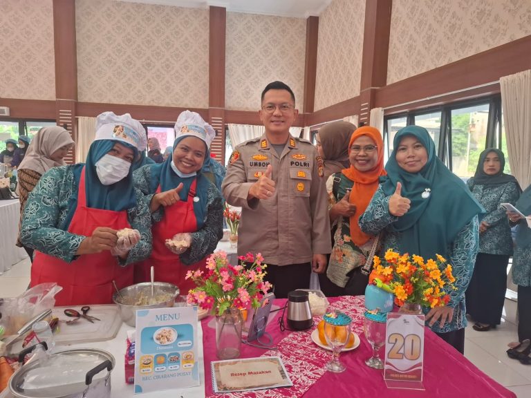 Kapolsek Cikarang Pusat Berikan Dukungan kepada Tim PKK dalam Lomba Memasak Hari Bhayangkara ke-80