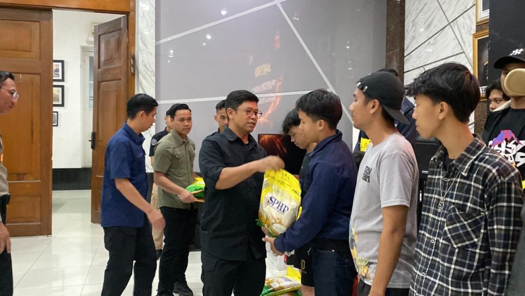 Kasat Resnarkoba Polrestabes Bandung Salurkan Bantuan Sosial kepada Masyarakat dalam Rangka Mendukung Ketahanan Pangan
