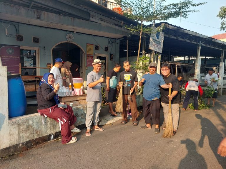 Operasi Bersih Serentak di RW 01 Mekarjaya, Dukung Program Walikota Depok