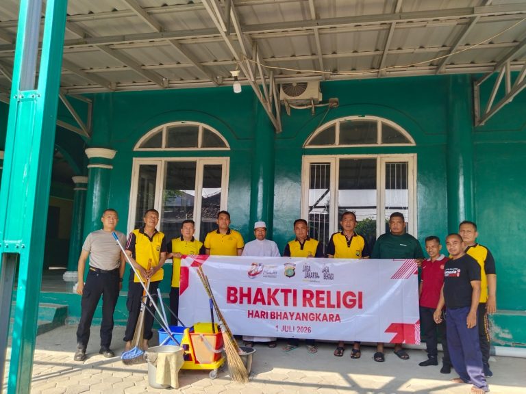 BAKTI RELIGI HUT BHAYANGKARA KE-80, POLSEK CIKARANG PUSAT PERKUAT KEPEDULIAN SOSIAL DAN KEBERSAMAAN DENGAN MASYARAKAT