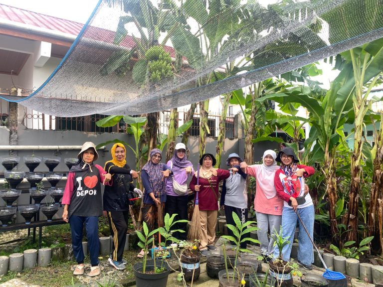 GERAKAN OPERASI BERSIH RW 07 MEKARJAYA, KWT SERUNI IKUT PERTAHANKAN KEBERSIHAN DAN KETAHANAN PANGAN   