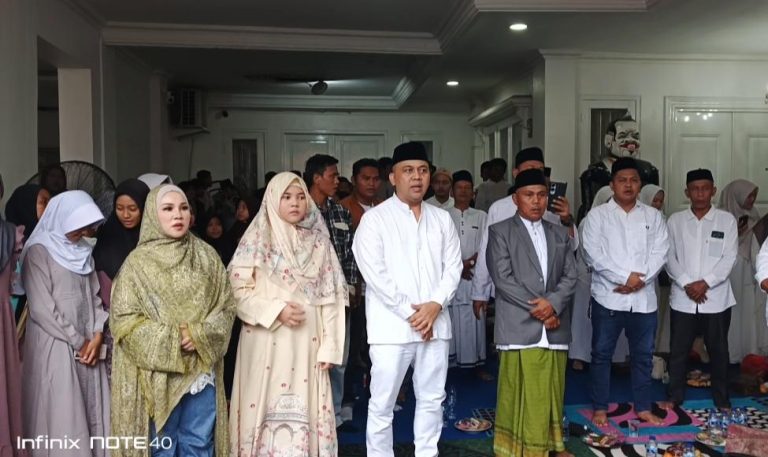 Peringati Hari Asyura, Hj Lina Herlina dan H. Oma Mihardja Rizki Tebar Kepedulian untuk Anak Yatim dan Lansia di Sukaluyu