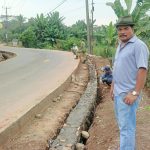 Kepedulian Keselamatan Warga, H Nemin Kepala Desa Burangkeng Realisasikan Pelebaran Jalan Kabupaten Melalui Swadaya Masyarakat