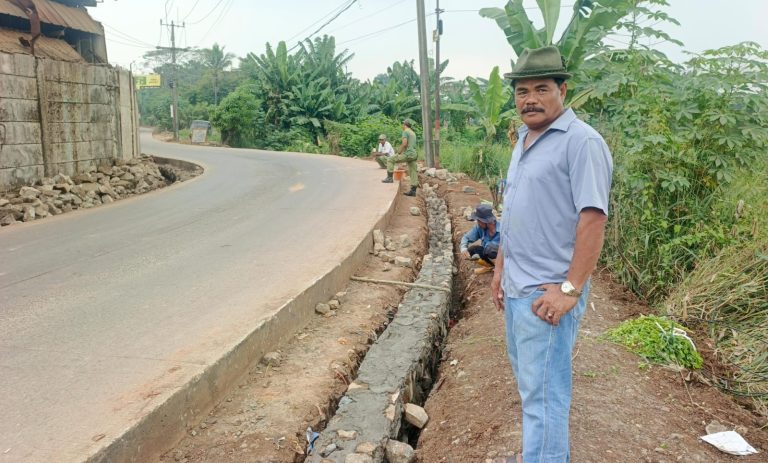 Kepedulian Keselamatan Warga, H Nemin Kepala Desa Burangkeng Realisasikan Pelebaran Jalan Kabupaten Melalui Swadaya Masyarakat