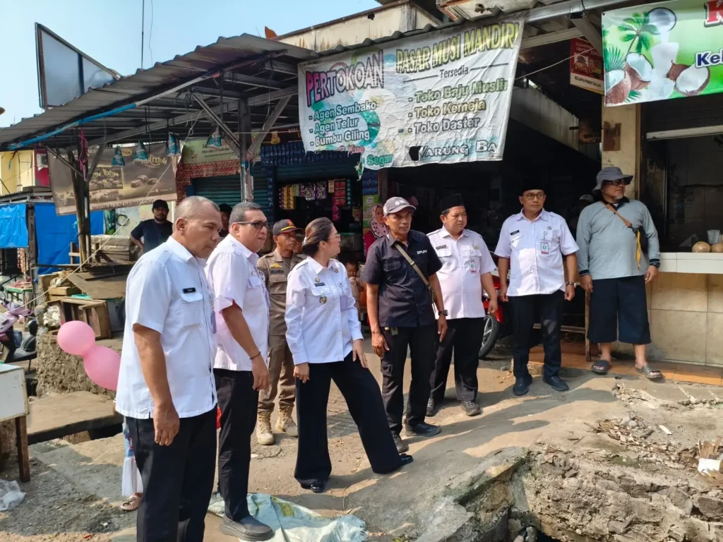 Camat Sukmajaya Tinjau Pasar Musi: Sampah dan Penyempitan Saluran Biang Keladi Banjir