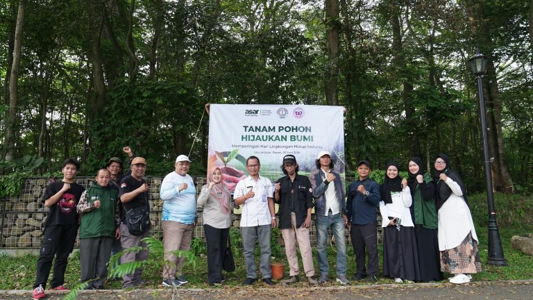 Lewat Kolaborasi, ASAR Humanity Tanam Pohon Cegah Bencana di Depok