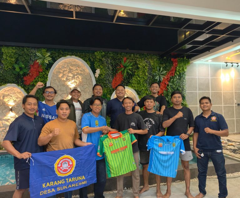 Ketua Karang Taruna Desa Sukaresmi Saipul Bahri Serahkan Bantuan Jersey untuk SSB Pimajaya, Wujud Nyata Dukungan bagi Prestasi Sepak Bola Generasi Muda