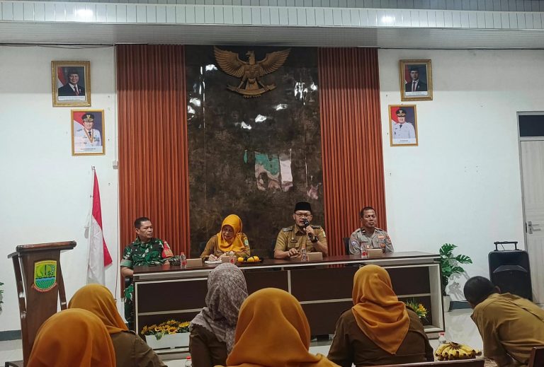 Rapat Minggon Kecamatan Telukjambe Timur Perkuat Sinergi Pembangunan, Camat Ade Setiawan Tekankan Kondusivitas, Kepatuhan Pajak, Penanganan Stunting, dan Pengembangan Potensi Desa