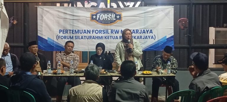 Kadis DLHK Kota Depok Hadir Hingga Larut Malam, Dengar Langsung Polemik Retribusi Sampah di Mekarjaya   