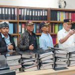 Eksekusi Putusan Sengketa Informasi, Sekwan DPRD Karawang Serahkan Data yang Dimohonkan