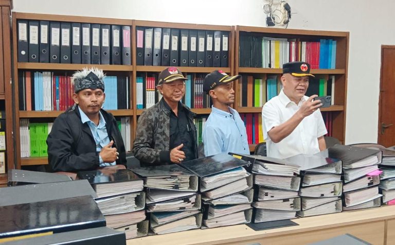 Eksekusi Putusan Sengketa Informasi, Sekwan DPRD Karawang Serahkan Data yang Dimohonkan