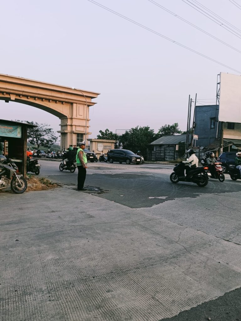 Polsek Cikarang Pusat Intensifkan Pengaturan Lalu Lintas, Arus Kendaraan di Depan Pasar Modern Terpantau Lancar