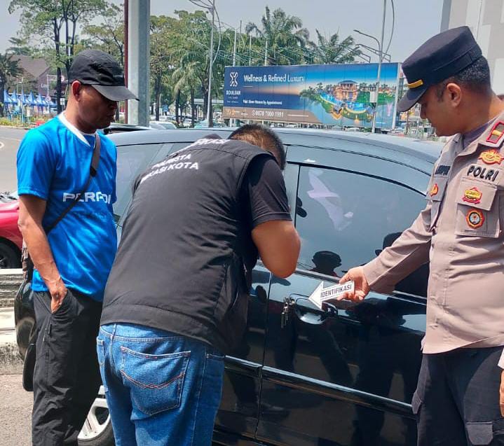 TAS BERISI DOKUMEN PENTING DIBOBOL MALING DI AREA PARKIR SUMARECON BEKASI
