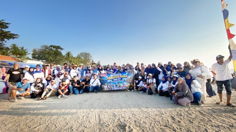 150 Warga RW.07 Mekarjaya Liburan ke Anyer, Wisata Keberagaman Jadi Cara Baru Bangun Kebahagiaan Warga