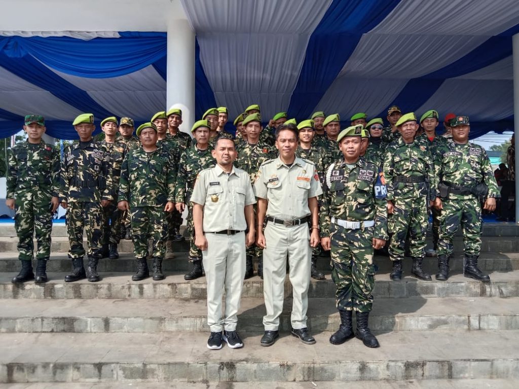 Hari Veteran Nasional 2026, ASDO PPM Karawang: “Untukmu Pahlawanku, Veteran Republik Indonesia”  KARAWANG — Peringatan Hari Veteran Nasional (HARVETNAS) setiap 10 Agustus bukan sekadar momentum seremonial, melainkan ruang refleksi bagi bangsa Indonesia untuk kembali mengenang jasa, pengorbanan, dan pengabdian para Veteran Republik Indonesia yang telah berjuang merebut, mempertahankan, serta menjaga kedaulatan Negara Kesatuan Republik Indonesia.  Pesan tersebut disampaikan ASDO, Sekretaris PC Pemuda Panca Marga (PPM) Karawang, bertepatan dengan Hari Veteran Nasional 2026.  Dengan penuh penghormatan kepada para pejuang bangsa, ASDO menyampaikan pesan yang sarat makna:  “Untukmu Pahlawanku, Veteran Republik Indonesia. Terima kasih atas perjuangan, pengorbanan, dan pengabdian yang telah diberikan untuk bangsa dan negara.”  Menurut ASDO, sejarah perjuangan para veteran harus terus hidup dalam ingatan kolektif bangsa. Terlebih di tengah perkembangan zaman, masih terdapat masyarakat, pelajar, dan generasi muda yang belum memahami secara utuh sejarah Veteran Republik Indonesia maupun keberadaan Legiun Veteran Republik Indonesia (LVRI) sebagai wadah perjuangan dan pengabdian para veteran.  “Masih banyak masyarakat, pelajar dan generasi muda yang belum memahami tentang Veteran Republik Indonesia dalam wadah LVRI. Karena itu, sejarah perjuangan para veteran harus terus disampaikan dan diwariskan kepada generasi penerus,” ujar ASDO.  10 Agustus dan Jejak Sejarah Veteran Nasional  ASDO menjelaskan, Hari Veteran Nasional ditetapkan melalui Keputusan Presiden Republik Indonesia Nomor 30 Tahun 2014 tentang Hari Veteran Nasional. Tanggal 10 Agustus kemudian diperingati setiap tahun sebagai Hari Veteran Nasional, berkaitan dengan momentum gencatan senjata pada 10 Agustus 1949 yang menjadi salah satu bagian penting dalam perjalanan perjuangan mempertahankan kemerdekaan Indonesia.  Sementara itu, keberadaan dan pengaturan mengenai Veteran Republik Indonesia memiliki landasan hukum melalui Undang-Undang Nomor 15 Tahun 2012 tentang Veteran Republik Indonesia serta Peraturan Pemerintah Nomor 67 Tahun 2014 sebagai aturan pelaksanaannya.  “Bangsa Indonesia tidak boleh melupakan sejarah. Kemerdekaan yang kita nikmati hari ini tidak diperoleh dengan mudah. Ada darah, air mata, pengorbanan, dan gugurnya para pejuang dalam perjuangan melawan penjajahan serta mempertahankan kemerdekaan,” kata ASDO.  Ia menegaskan, veteran merupakan bagian penting dari perjalanan sejarah bangsa. Mereka adalah pelaku sejarah yang berasal dari tentara rakyat dan unsur perjuangan lainnya yang berperan dalam merebut, mempertahankan kemerdekaan, serta menjaga kedaulatan Negara Kesatuan Republik Indonesia.  PPM dan Tanggung Jawab Mewariskan Nilai Perjuangan  Sebagai wadah berhimpunnya anak cucu Veteran Republik Indonesia, Pemuda Panca Marga (PPM) memiliki tanggung jawab moral untuk menjaga kesinambungan nilai-nilai perjuangan yang diwariskan para veteran kepada generasi penerus.  Menurut ASDO, perjuangan tersebut tidak boleh berhenti pada kegiatan mengenang masa lalu. Nilai keberanian, pengabdian, persatuan, cinta tanah air, dan semangat membangun bangsa harus diterjemahkan dalam kehidupan generasi masa kini.  “Jangan sekali-kali melupakan sejarah dan jangan sekali-kali melupakan jasa para pahlawan. Semangat perjuangan para veteran harus menjadi inspirasi bagi generasi muda untuk belajar, berkarya, menjaga persatuan, serta mengabdi kepada bangsa dan negara,” tegasnya.  LVRI dan PPM Dorong JSN ’45 Masuk ke Lingkungan Sekolah  Dalam upaya menjaga kesinambungan nilai sejarah perjuangan bangsa, LVRI bersama PPM juga mendorong penguatan Jiwa, Semangat dan Nilai-Nilai ’45 (JSN ’45) di kalangan generasi muda.  Sosialisasi ke sekolah-sekolah menjadi salah satu langkah yang dinilai strategis. Selain memperkenalkan sejarah perjuangan bangsa, kegiatan tersebut diharapkan mampu membangun karakter generasi muda yang memiliki patriotisme, nasionalisme, kecintaan terhadap tanah air, serta kesadaran akan pentingnya persatuan dan kesatuan.  “LVRI dan PPM akan terus menanamkan Jiwa, Semangat dan Nilai-Nilai ’45. Kami akan merumuskan pelaksanaan sosialisasi ke sekolah-sekolah agar generasi muda memahami sejarah perjuangan bangsa dan memiliki semangat patriotisme serta nasionalisme,” ungkap ASDO.  Tiga Kelompok Veteran Republik Indonesia  Lebih lanjut, ASDO menjelaskan bahwa Veteran Republik Indonesia secara umum mencakup tiga kelompok perjuangan.  Pertama, Veteran Pejuang Kemerdekaan Republik Indonesia (PKRI), yakni mereka yang terlibat dalam perjuangan merebut dan mempertahankan Kemerdekaan Republik Indonesia.  Kedua, Veteran Pembela, yakni mereka yang terlibat dalam berbagai perjuangan atau operasi pembelaan negara, termasuk Trikora, Dwikora, dan Seroja.  Ketiga, Veteran Perdamaian, yakni para veteran yang melaksanakan tugas dalam misi perdamaian di bawah naungan Perserikatan Bangsa-Bangsa (PBB).  Menurut ASDO, perbedaan medan dan generasi perjuangan tersebut tidak mengurangi nilai pengabdian para veteran. Setiap perjuangan memiliki sejarah, tantangan, dan pengorbanannya sendiri yang menjadi bagian tidak terpisahkan dari perjalanan bangsa Indonesia.  “Setiap perjuangan memiliki sejarah dan pengorbanannya masing-masing. Semuanya merupakan bagian dari perjalanan bangsa Indonesia yang harus kita hormati dan kita wariskan nilai-nilainya kepada generasi berikutnya,” tuturnya.  “Untukmu Pahlawanku, Veteran Republik Indonesia”  Memperingati Hari Veteran Nasional 2026, ASDO mengajak masyarakat, khususnya generasi muda, agar penghormatan kepada para veteran tidak berhenti dalam seremoni tahunan. Penghormatan terbaik, menurutnya, adalah meneruskan nilai perjuangan tersebut melalui pendidikan, karya, pengabdian, persatuan, dan kontribusi positif bagi bangsa.  “Untukmu Pahlawanku, Veteran Republik Indonesia. Terima kasih atas jasa dan pengorbananmu. Semangat juangmu akan terus menjadi inspirasi bagi kami untuk belajar, berkarya, menjaga persatuan, dan mengabdi kepada bangsa serta negara,” pungkas ASDO.  Peringatan Hari Veteran Nasional menjadi pengingat bahwa kemerdekaan bukanlah hadiah, melainkan hasil dari perjuangan panjang dan pengorbanan para pendahulu bangsa.  Selamat Hari Veteran Nasional, 10 Agustus 2026.  Untukmu Pahlawanku, Veteran Republik Indonesia. Jasamu dikenang. Perjuanganmu menjadi inspirasi. Semangatmu kami lanjutkan.