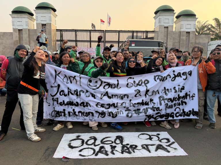 “Ratusan Ojol Jaga Wilayah Senayan, Imbau Aksi Berjalan Tertib”