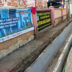 Proyek Drainase di Depan Kantor Desa Sukasari Disorot, Tanah Sisa Galian Diduga Membahayakan Pengendara