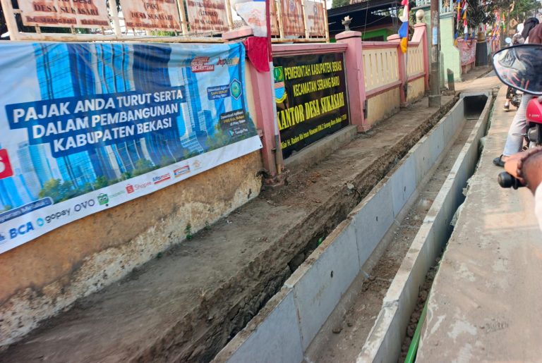 Proyek Drainase di Depan Kantor Desa Sukasari Disorot, Tanah Sisa Galian Diduga Membahayakan Pengendara