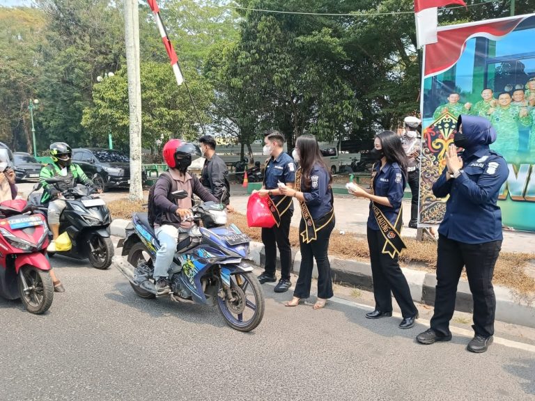 Polda Kalteng Bagikan 500 Masker kepada Pengendara