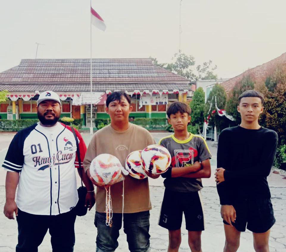 PSI Karawang Konsisten Tebar Kebaikan, Lapor Kang Cucu Salurkan Bantuan Bola untuk MI Attohiriyah